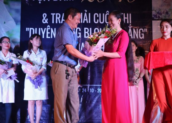 Đồng chí Phạm Vĩnh Hùng - Phó GĐ bệnh viện trao giải cho thí sinh thân thiện nhất cuộc thi