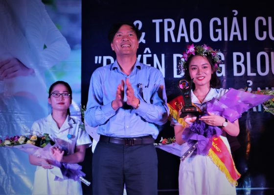 Thí sinh Đào Thị Oanh đoạt giải đặc biệt cuộc thi "Duyên dáng blouse trắng"