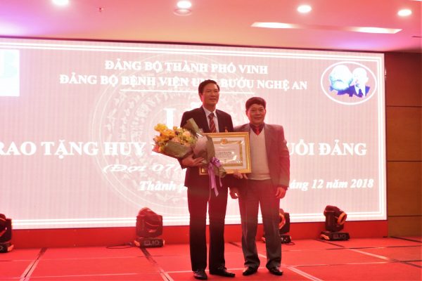 Đồng chí Nguyễn Quang Trung đón nhận huy hiệu 30 năm tuổi Đảng